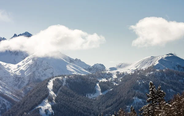 Höga berg under snö — Stockfoto