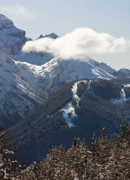 Höga berg under snö på vintern — Stockfoto
