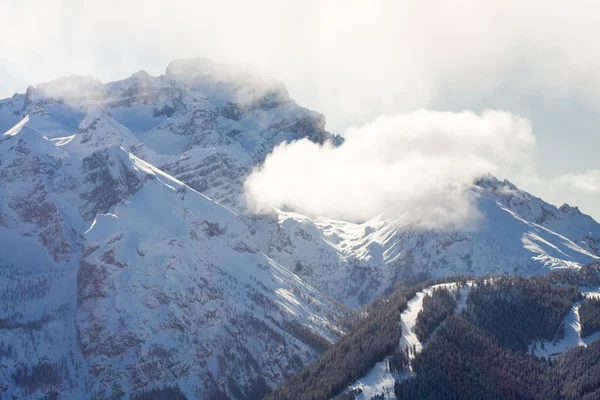 Altas montanhas no inverno — Fotografia de Stock