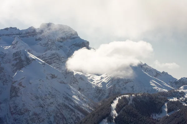 Kışın kar altında dağlar — Stok fotoğraf