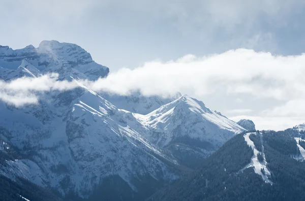 Высокие горы под снегом на ветру — стоковое фото