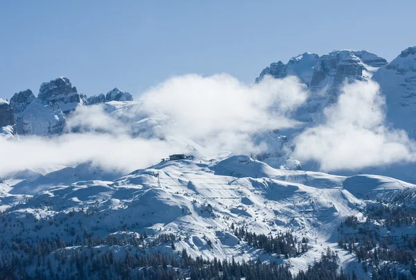 Високі гори під снігом у відьмі — стокове фото