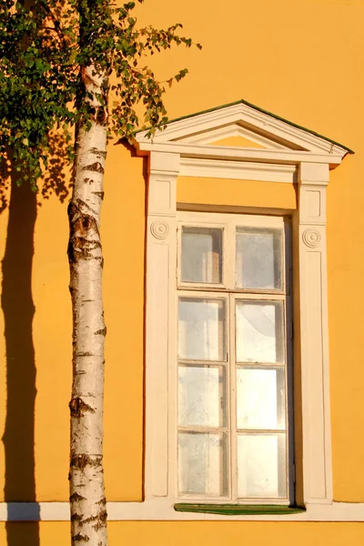 Window and yellow wall — Stock Photo, Image