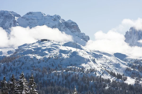 Höga berg under snö — Stockfoto