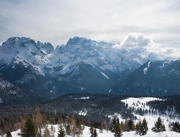 High mountains under snow in the winter — Stock Photo, Image
