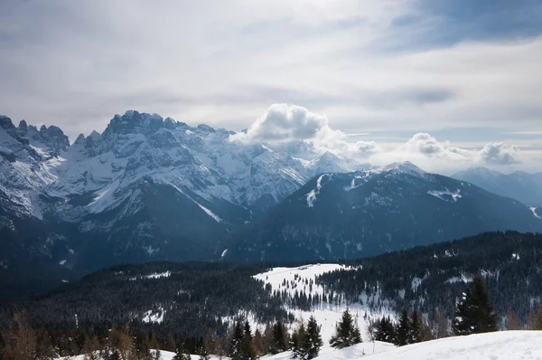 Высокие горы под снегом зимой — стоковое фото