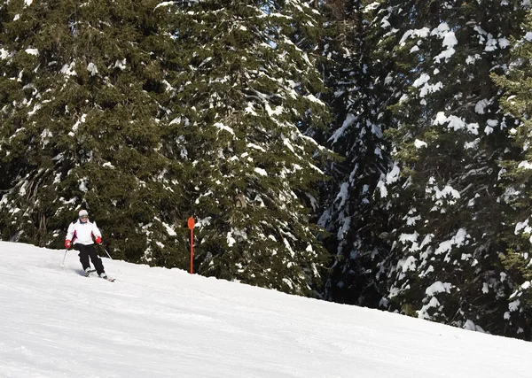 Een vrouw is skiën op een ski-oord — Stockfoto