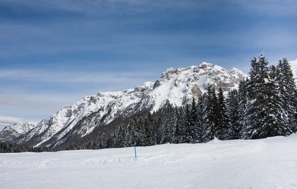 Ośrodka narciarskiego madonna di campiglio. Włochy — Zdjęcie stockowe