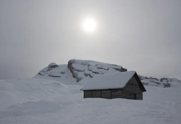 积雪覆盖的房子 — 图库照片