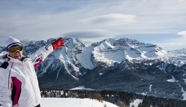 Kayakçı kayak pistlerine işaret — Stok fotoğraf