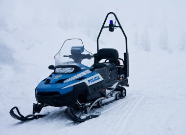 dağlarda kar polis arabası