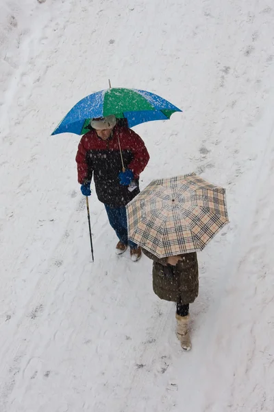 在雪灾期间通过城市行走 — 图库照片