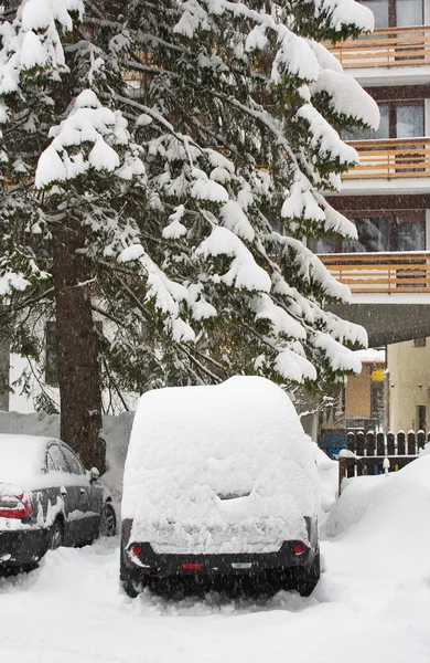 Припаркованные машины похоронены под снегом — стоковое фото