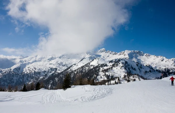 Lyžařské středisko madonna di campiglio. Itálie — Stock fotografie