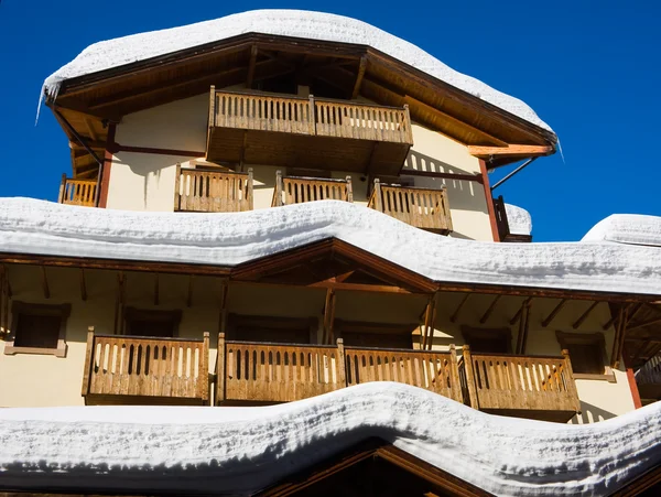 Hotel sotto la neve — Foto Stock