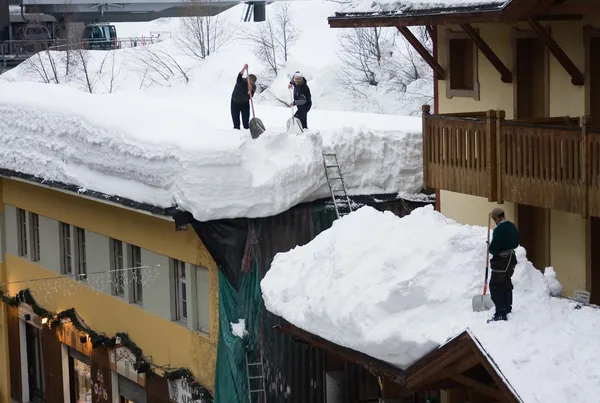 çatı üzerinden kar kaldırma