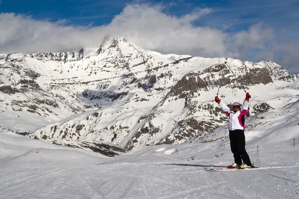 Kayakçı ve dağ — Stok fotoğraf