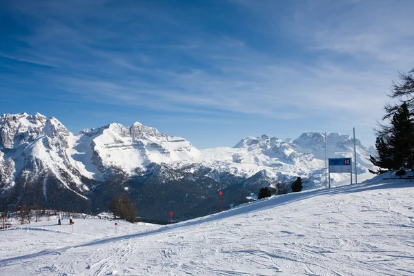 滑雪度假村多纳迪。意大利 — 图库照片