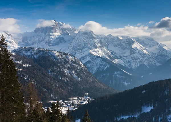 Hohe Berge unter Schnee im Winter — Stockfoto