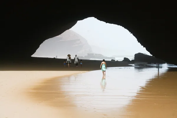 ビーチの岩をアーチします。モロッコ. — ストック写真