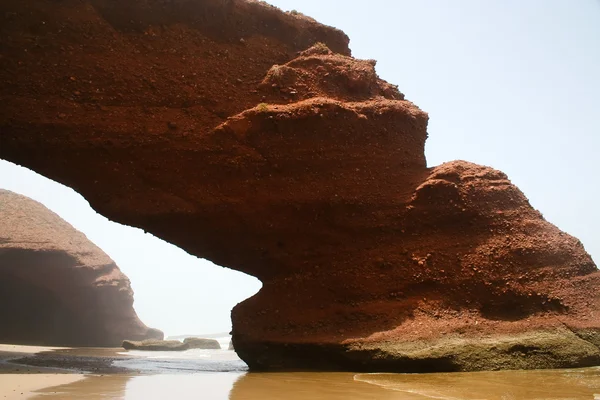 Oblouk skalní útvar na pláži. Maroko. — Stock fotografie