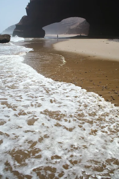 拱在海滩上的岩石形成。摩洛哥. — 图库照片
