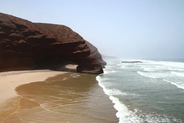 Boog rotsformatie op strand. Marokko. — Stockfoto