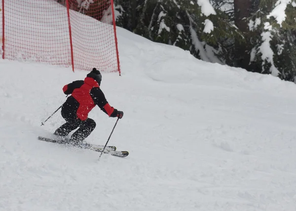 Чоловік катається на лижах на гірськолижному курорті — стокове фото
