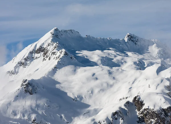 Hoge bergen onder sneeuw in de winter Stockfoto