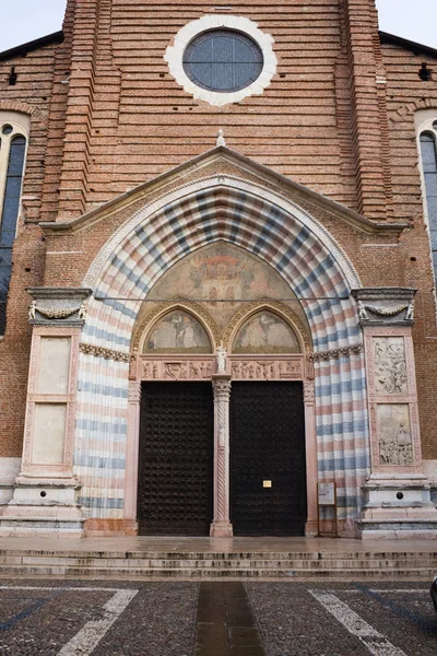 Фасадні базиліка Санта Анастасія — стокове фото
