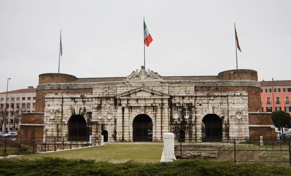 Порта Нуова - городские ворота Вероны — стоковое фото