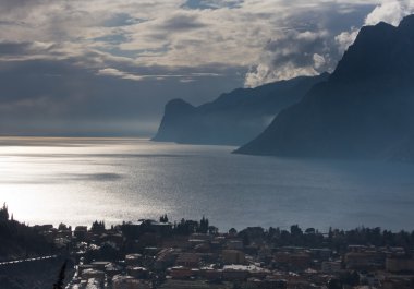 garda Gölü ve şehir naga-torbole. İtalya