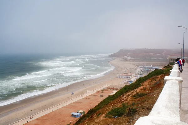 Tiden rinner utvelké sendy pláž sidi ifni, Maroko — Stock fotografie