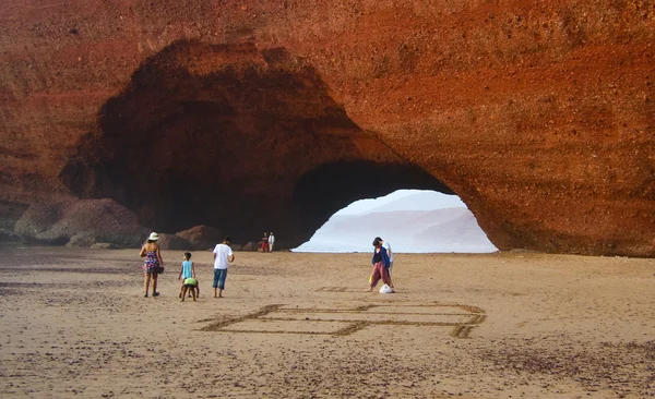 Arch klippformation på stranden — Stockfoto