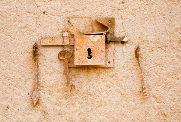 La vecchia serratura con più chiavi — Foto Stock