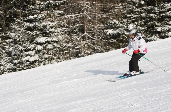 Uma mulher está esquiando em uma estância de esqui — Fotografia de Stock