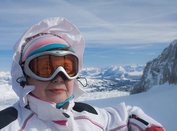 A nő a nézet téli Mountain — Stock Fotó