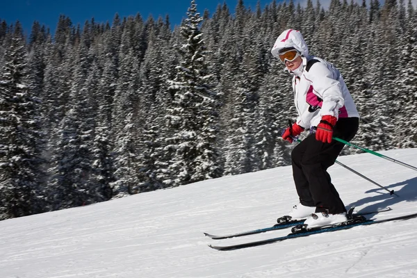 Žena je lyžování v lyžařském středisku — Stock fotografie