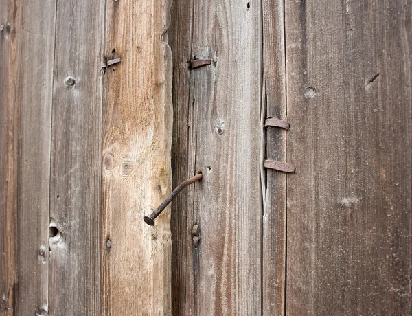 Фрагмент старой двери с гвоздями — стоковое фото