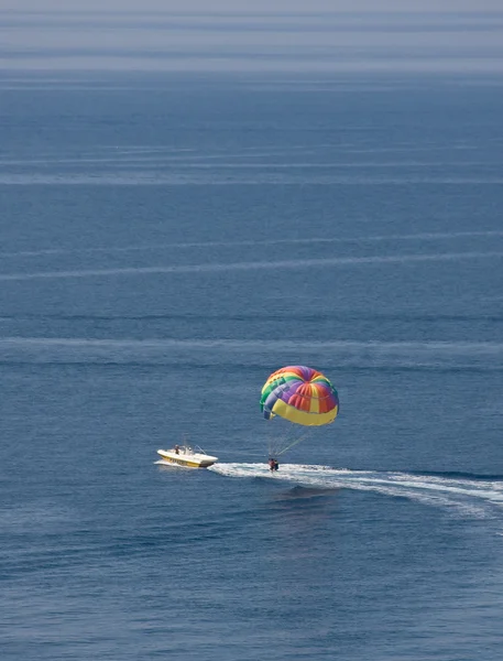 На парашюте над морем. Хорватия — стоковое фото