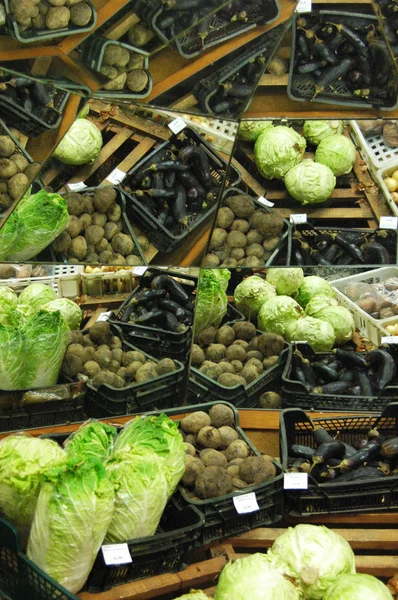 Verduras en un mostrador —  Fotos de Stock