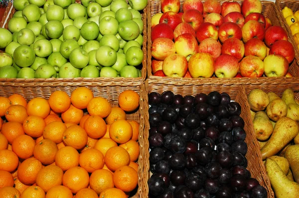 籠の中の果物 — ストック写真