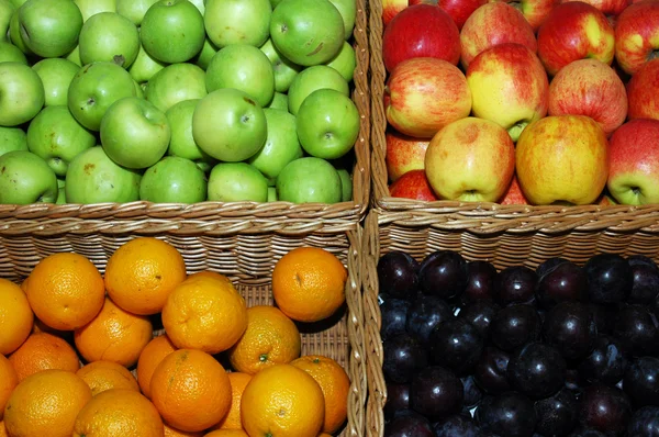Fruta en una canasta —  Fotos de Stock