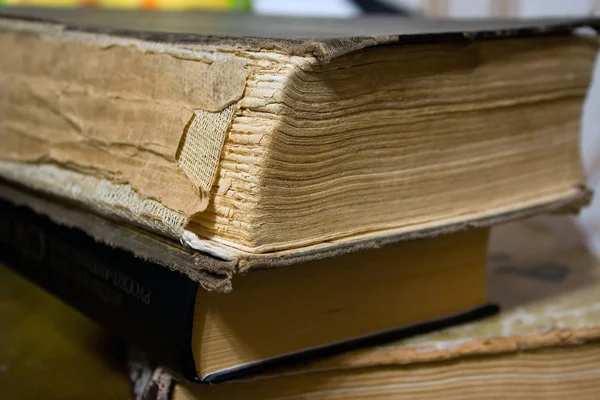 Связывание старых книг — стоковое фото