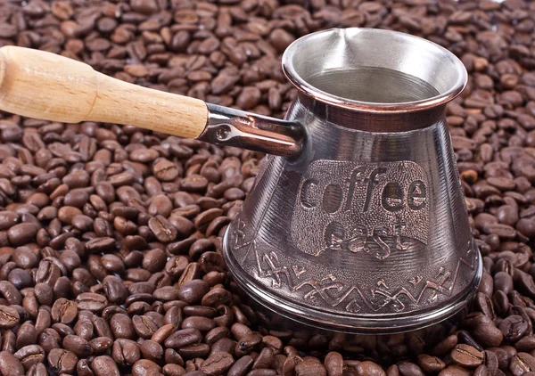 Бобова кава і турецький горщик — стокове фото