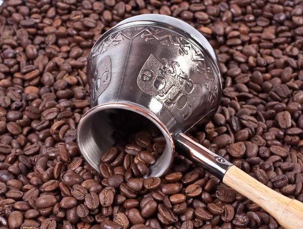 コーヒー豆とトルコ鍋 — ストック写真