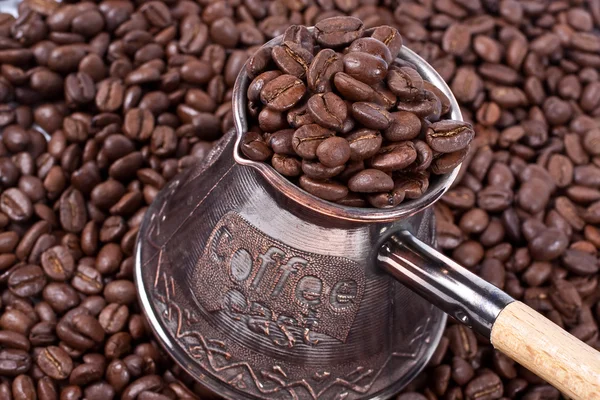 コーヒー豆とトルコ鍋 — ストック写真