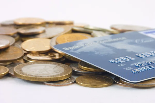 Moedas metálicas e cartões de crédito — Fotografia de Stock