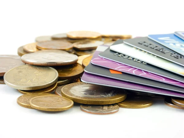 Metalen munten en credit cards — Stockfoto