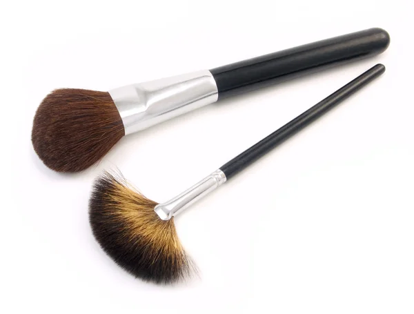 Duas escovas de maquiagem em um fundo branco — Fotografia de Stock